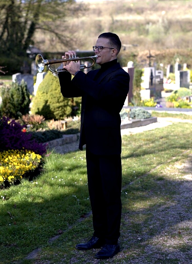 Zsolt Sándor spielt auf einem Friedhof