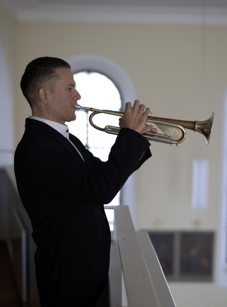 Zsolt Sándor in der Kirche – Seitenansicht