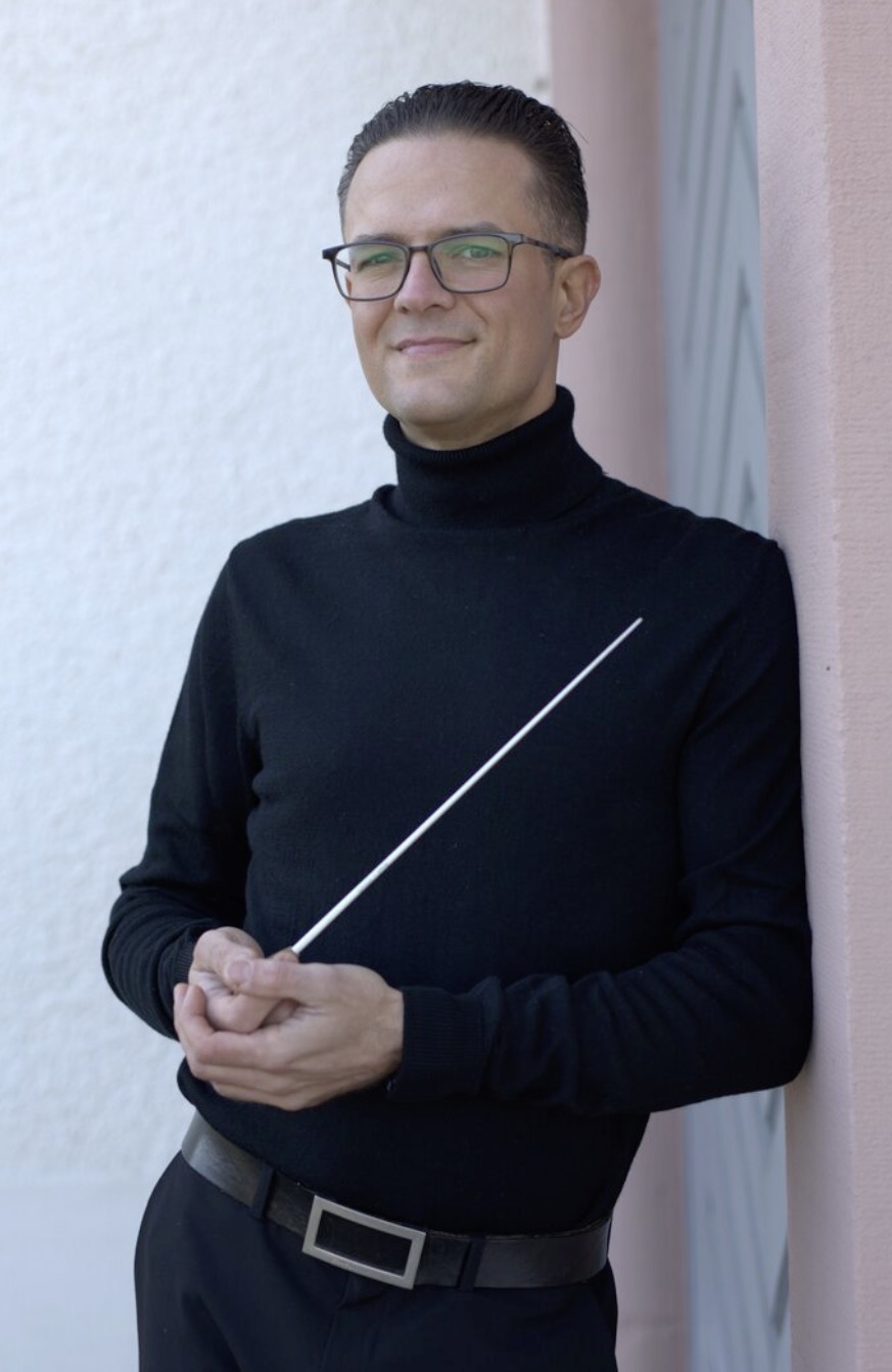 Zsolt Sándor als Dirigent mit Taktstock